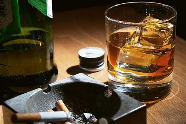 Υπάρχει επιστημονικός λόγος που το τσιγάρο πάει με το ποτό! Τι έδειξε έρευνα