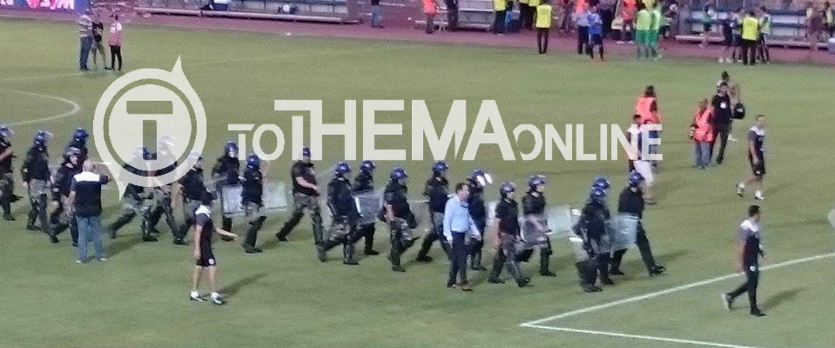 Εικόνες ντροπής στη Λεμεσό: Μπήκε στο γήπεδο η Αστυνομία για να αποτρέψει σύρραξη