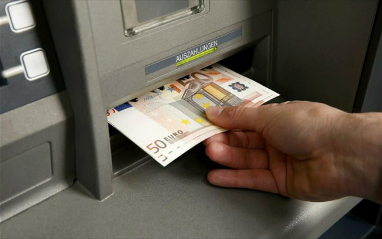 Τι κάνεις όταν βρίσκεις ξεχασμένα λεφτά στο ATM;