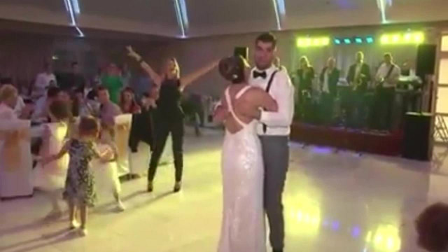ΒΟΣΝΙΑ: Σηκώθηκε από το αναπηρικό καροτσάκι για να χορέψει στον γάμο της αδερφής του - Δείτε το Βίντεο
