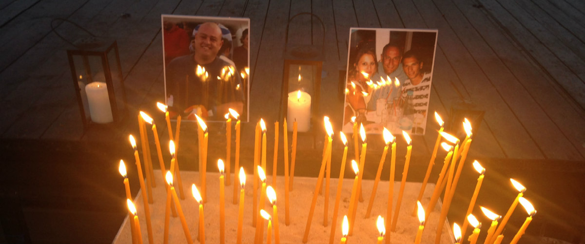 ΛΑΡΝΑΚΑ: Πραγματοποιήθηκε εκδήλωση με αναμμένα κεριά εις μνήμην των δύο δασοπυροσβεστών - Αναβάλλονται εκδηλώσεις του Κατακλυσμού!
