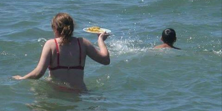 H φωτογραφία που έγινε viral! Μητέρα κυνηγά μέσα στη θάλασσα το γιο της… με το ταπεράκι
