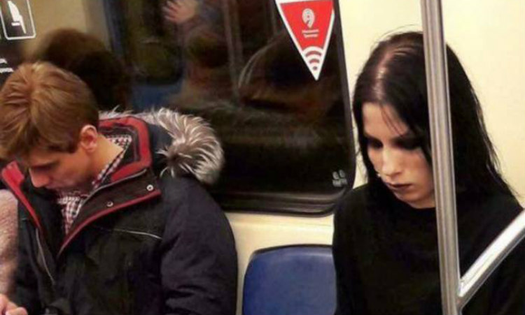 Αυτή η φωτογραφία μιας κοπέλας στο μετρό έσπασε όλα τα ρεκόρ σε likes