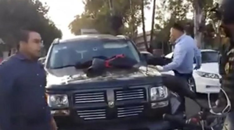 Έπιασε τη σύζυγό του στο αυτοκίνητο με τον εραστή της και... ακολούθησε χαμός! VIDEO