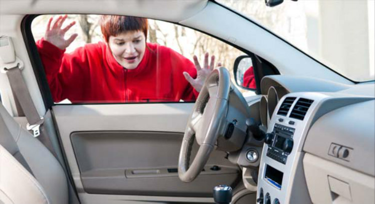 Τι μπορείτε να κάνετε εάν κλειδωθείτε έξω από το αυτοκίνητο