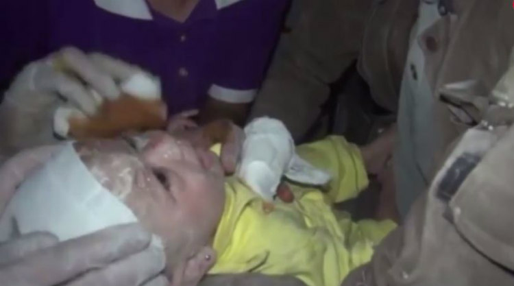 Διασώστης με μωρό στην αγκαλιά ξεσπά σε κλάματα -Έσκαβε 4 ώρες για να το σώσει! BINTEO