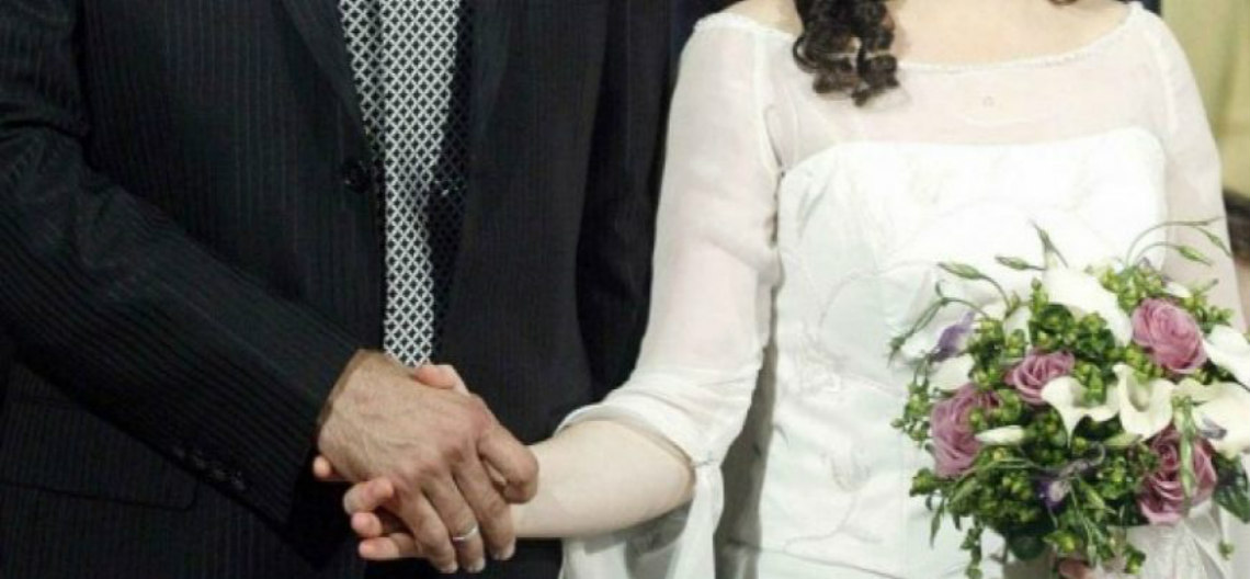 ΛΑΡΝΑΚΑ: Κανόνιζαν «γάμους» κατέληξαν με χειροπέδες! Καταζητείται 42χρονη