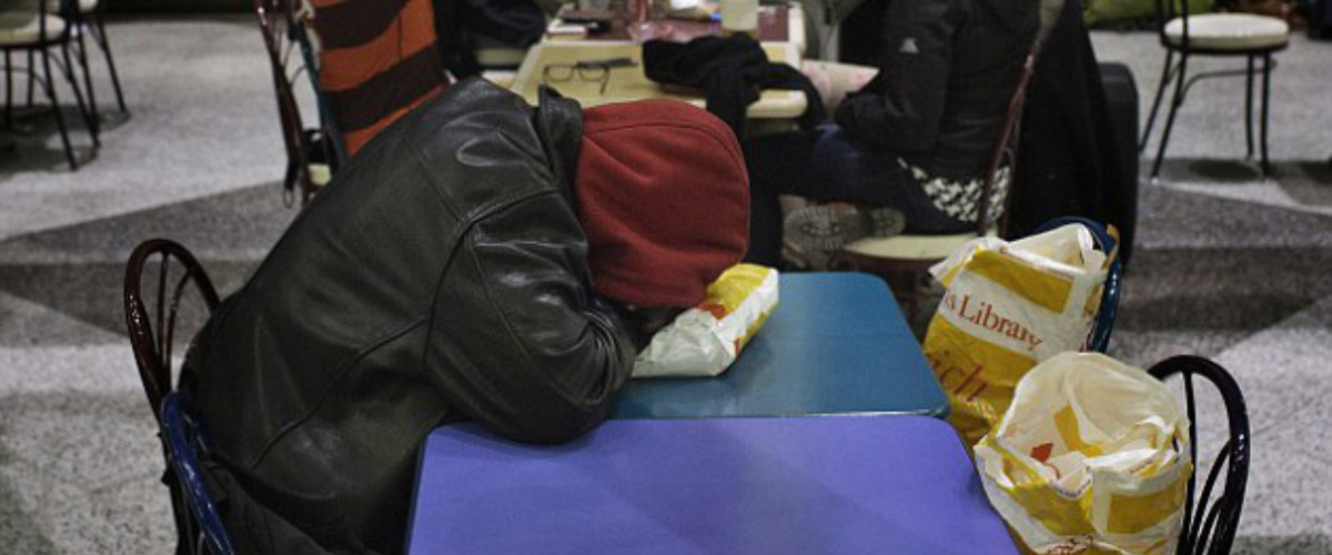Χαμός στη Νέα Υόρκη: Αστεγοι κάνουν μπάνιο, κοιμούνται και πλένουν τα ρούχα τους στο αεροδρόμιο! (ΦΩΤΟΓΡΑΦΙΑ)