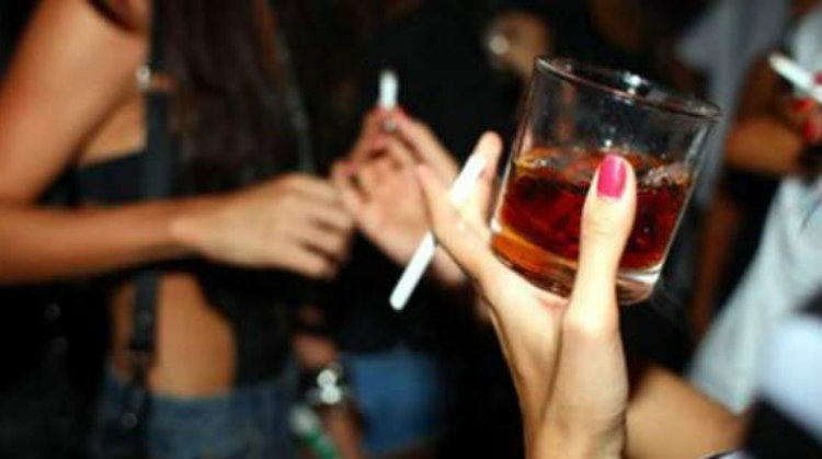 Το ξέρατε; Γιατί καπνίζουμε περισσότερο όταν πίνουμε; Υπάρχει επιστημονική εξήγηση