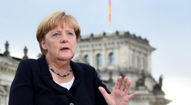 Η Μέρκελ υπερασπίζεται την απόφασή της να ανοίξει τις πύλες της Γερμανίας στους πρόσφυγες