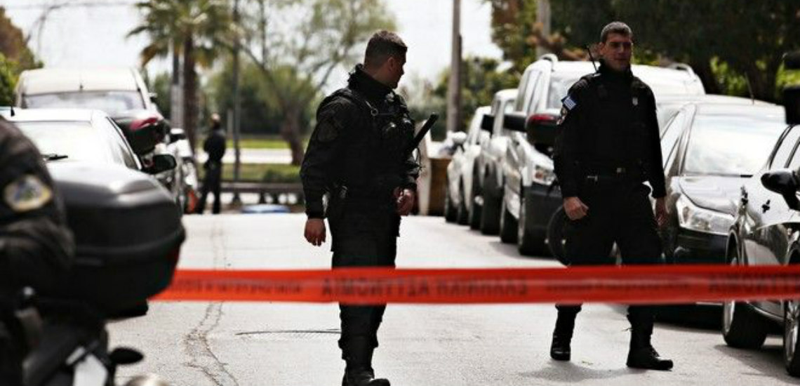 Ληστεία στο Π. Φάληρο: Ο ληστής στη ντουλάπα, 20 αστυνομικοί απ' έξω