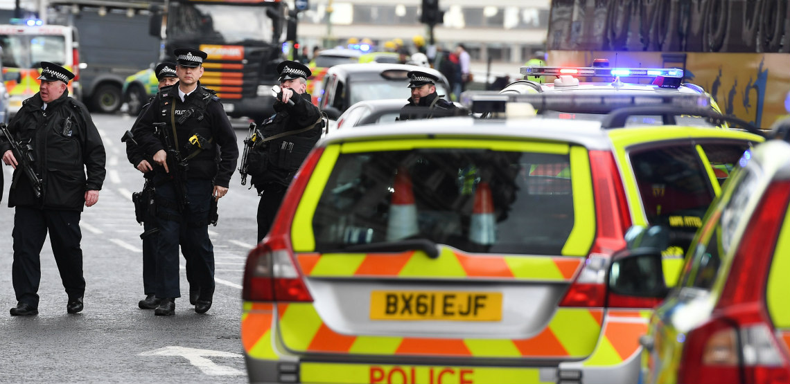 Δυστυχώς ανεβαίνει ο αριθμός των θυμάτων: Τουλάχιστον τέσσερις οι νεκροί της διπλής επίθεσης στο Λονδίνο