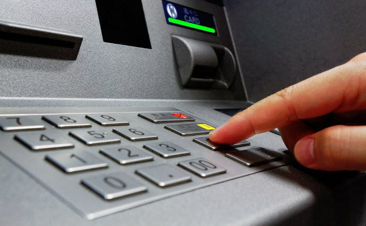 Χάκερς «τρελαίνουν» τα ATM και βγάζουν ανεξέλεγκτα λεφτά! Σε ποιες χώρες κτύπησαν