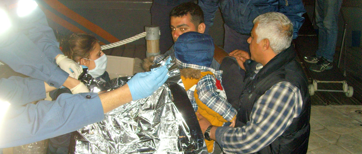 ΠΑΦΟΣ: Έμειναν μεσοπέλαγα από καύσιμα οι 28 Σύροι πρόσφυγες! Ο καθένας τους πλήρωσε από 2.000 σε Τούρκο διακινητή