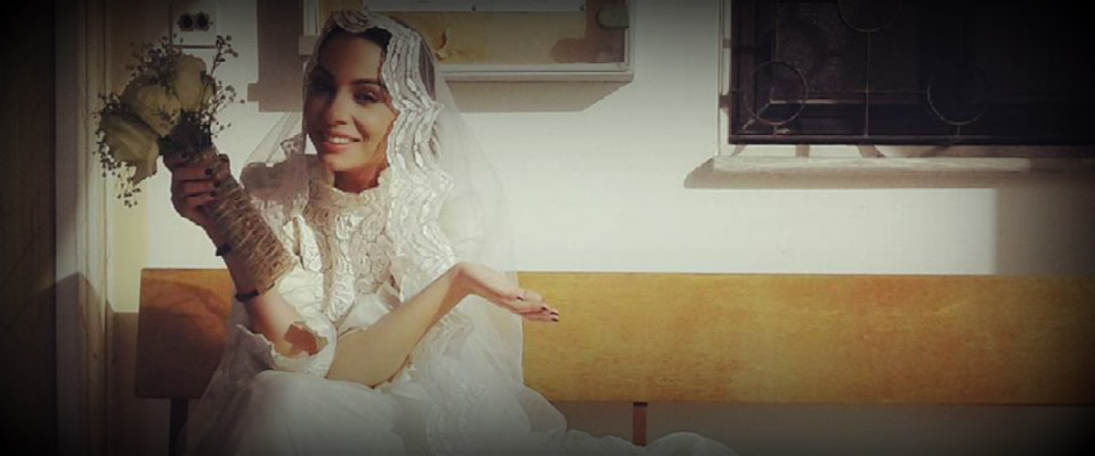 Κύπρια ηθοποιός ντύθηκε νυφούλα και ψάχνει για γαμπρό!