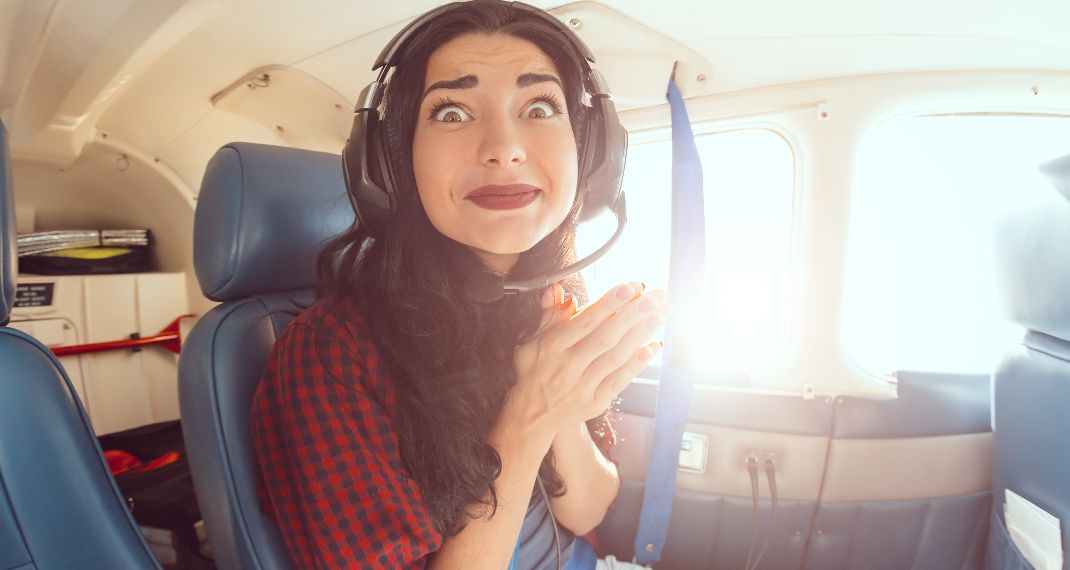 Ταξίδι με αεροπλάνο: Το τρικ των 5 δευτερολέπτων που θα μειώσει το άγχος σου