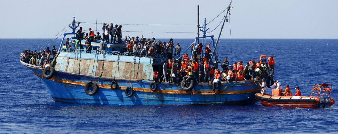 Με προσοχή η ρυμούλκηση του πλοιαρίου με τους μετανάστες λόγω των αντίξοων καιρικών συνθηκών