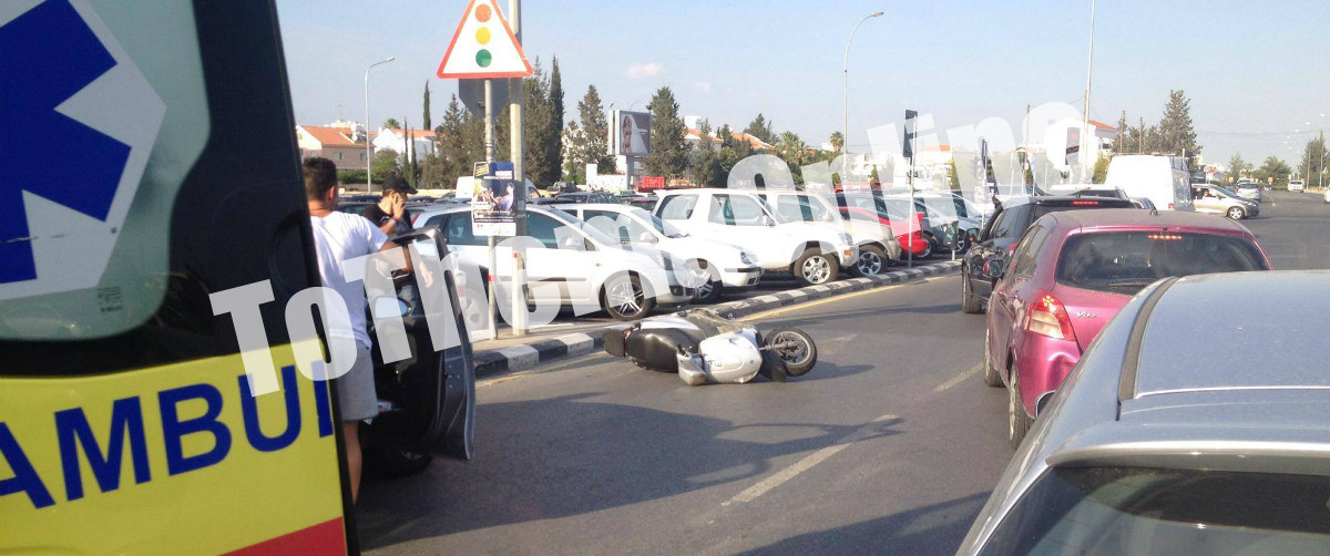 ΛΕΥΚΩΣΙΑ: Τροχαίο στην Σταυρού! Αυτοκίνητο συγκρούστηκε με μοτοσικλέτα – Ασθενοφόρο και Αστυνομία στο σημείο