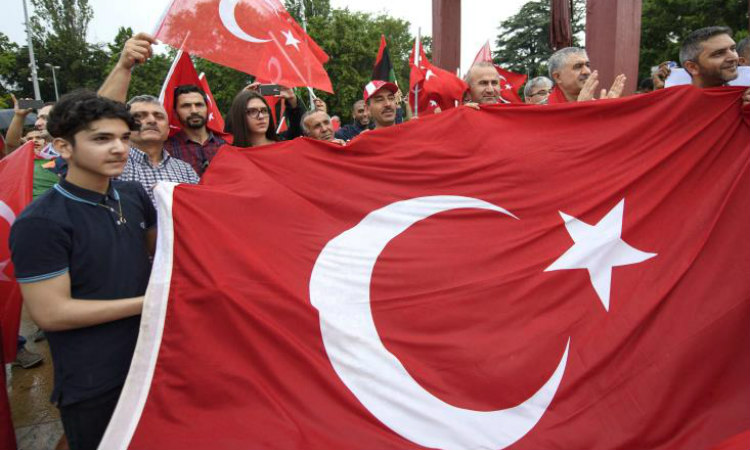 Σε εξέλιξη η γιγάντια διαδήλωση που διοργάνωσε το ΑΚΡ στην Κωνσταντινούπολη