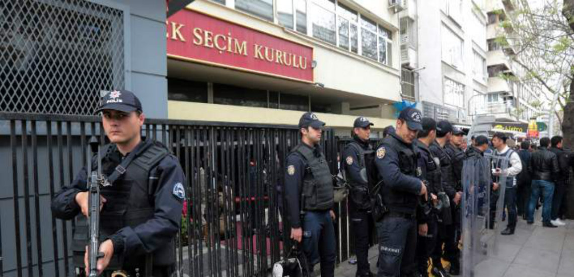 Τουρκία: Το Ανώτατο Εκλογικό Συμβούλιο εξετάζει τις καταγγελίες για νοθεία στο δημοψήφισμα