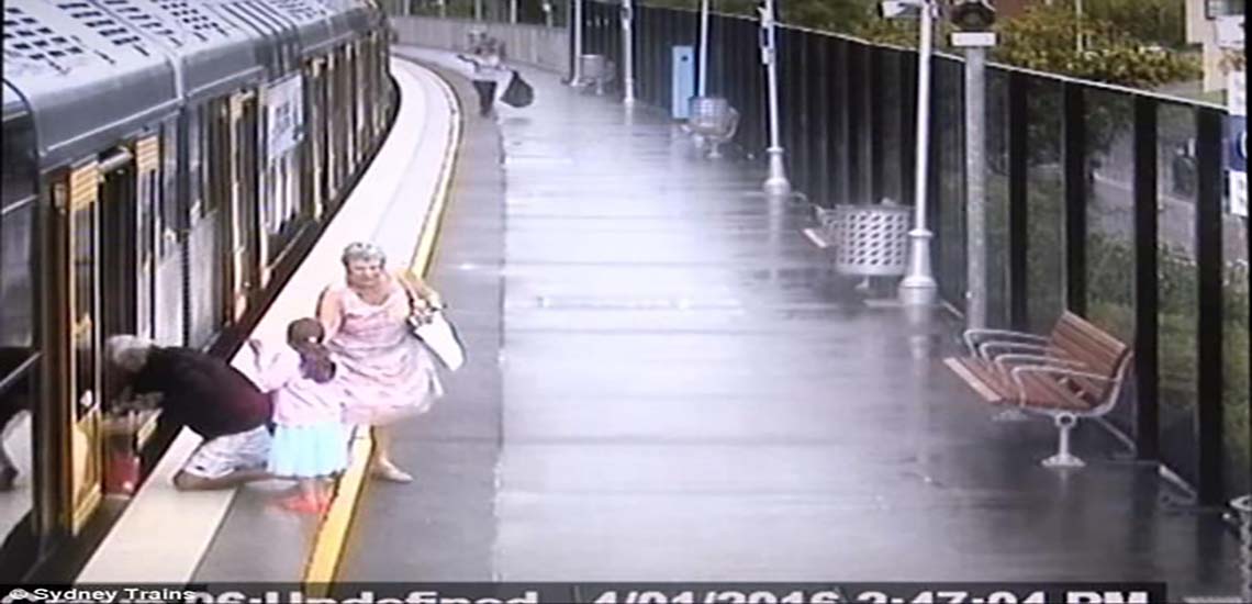 Τρομακτική στιγμή για ανήλικο αγοράκι - Έπεσε στις ράγες του τρένου - Έντρομοι φώναζαν η γιαγιά και ο παππούς - VIDEO