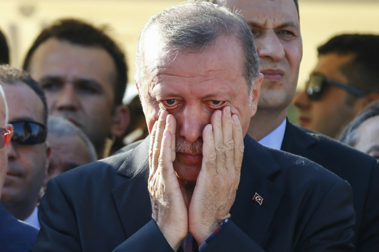 O Eρντογάν έβαλε τα κλάματα σε κηδεία φίλου του που σκότωσαν οι πραξικοπηματίες