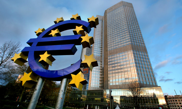 Αμετάβλητα διατήρησε τα επιτόκια του ευρώ η ΕΚΤ, ανακοινώνοντας συνέχιση των χαμηλών επιτοκίων