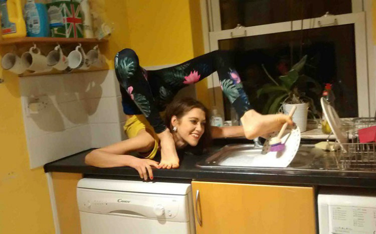 Η γυναίκα που πλένει τα πιάτα με τα πόδια της! Δείτε τις φωτογραφίες