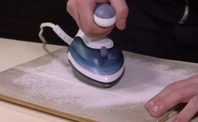 Απίστευτο: Σιδερώνει το αλάτι – Δείτε τι πετυχαίνει!