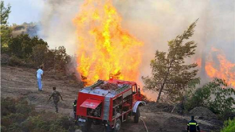 Μεγάλη πυρκαγιά στην Επ. Λευκωσίας – Μάχη με τις φλόγες δίνουν οι πυροσβέστες