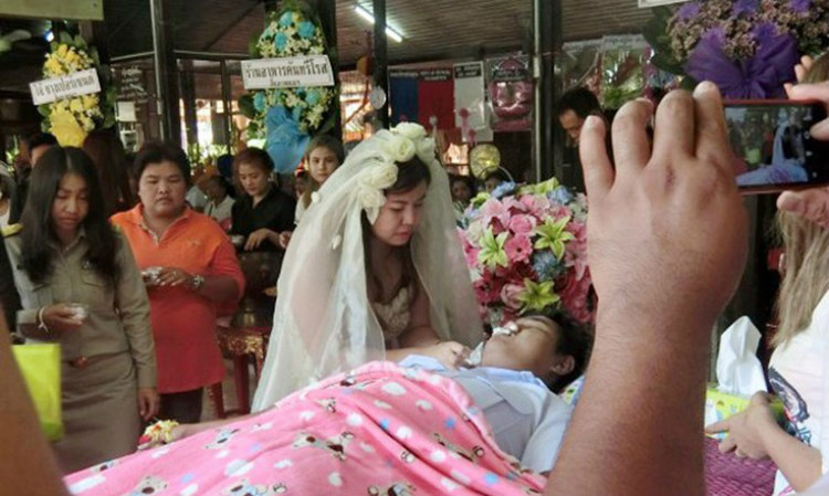 Συγκλονιστική ιστορία: Νύφη παντρεύεται τον έρωτα της ζωής της… στην κηδεία του
