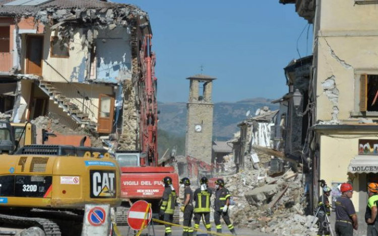Τελικά είναι εφτάψυχες! Δύο γάτες βρέθηκαν ζωντανές 16 ημέρες μετά τον σεισμό στην Ιταλία