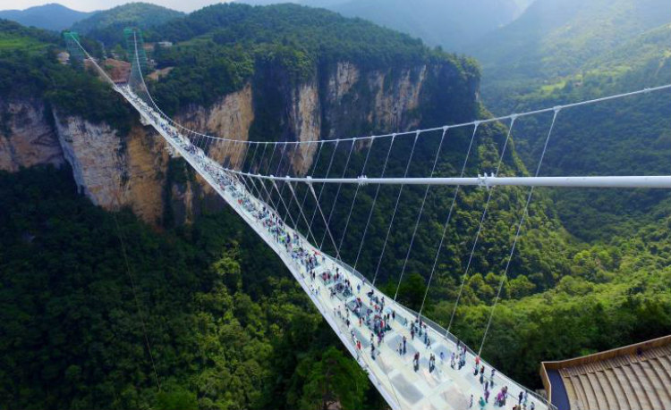 Κίνα: Άνοιξε για το κοινό η μεγαλύτερη και ψηλότερη γυάλινη γέφυρα του κόσμου
