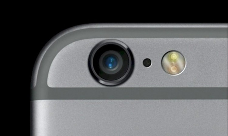 To ξέρατε; Σε τι χρησιμεύει η πολύ μικρή τρύπα δίπλα στην κάμερα του iPhone