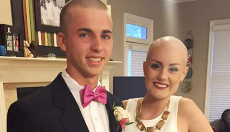 Εφηβος ξύρισε το κεφάλι του για να συμπαρασταθεί στην καρκινοπαθή κοπέλα του
