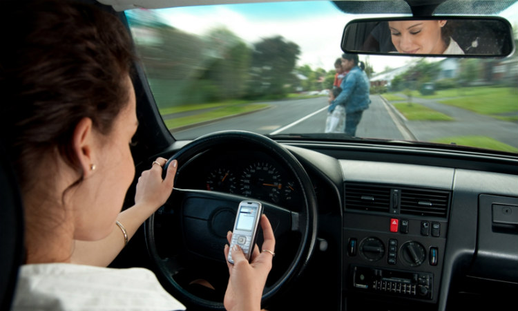 ΚΥΠΡΟΣ: Με το ένα χέρι στο κινητό και το άλλο στο τιμόνι οι Κύπριοι οδηγοί – Δεν προλαμβάνει να βγάζει εξώδικα η Αστυνομία