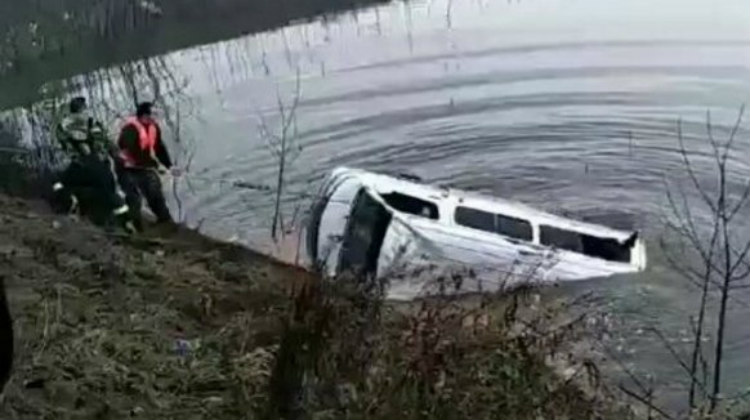 Tραγωδία στην Κίνα: 18 νεκροί από πτώση λεωφορείου σε λίμνη