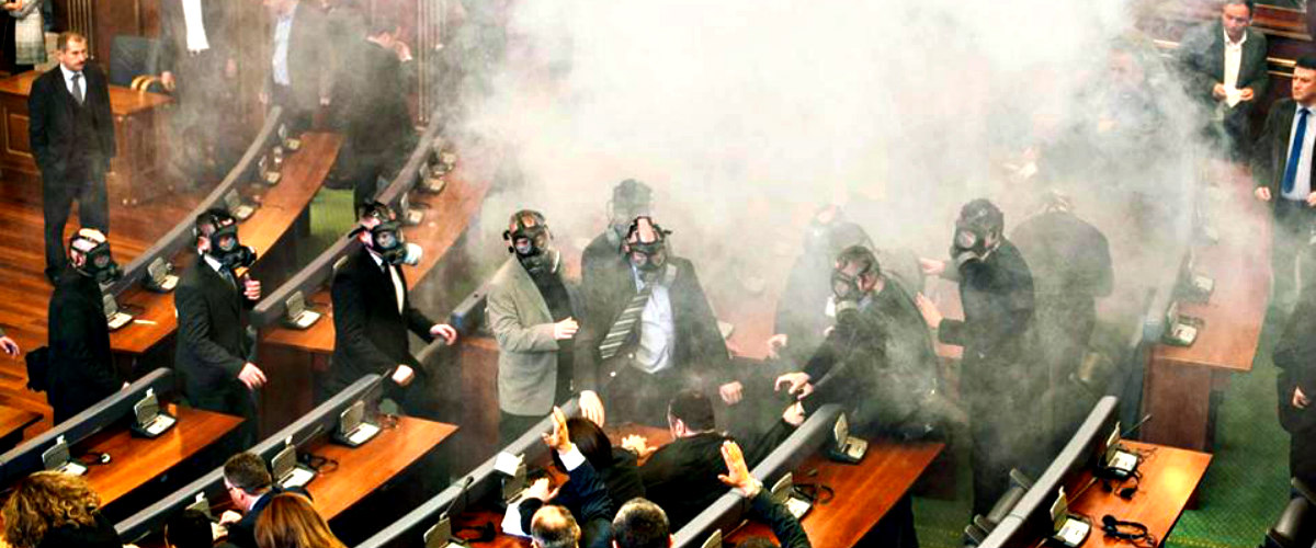 ΒΙΝΤΕΟ: Βουλευτής έριξε δακρυγόνο μέσα στη Βουλή! Δείτε τι ακολούθησε!
