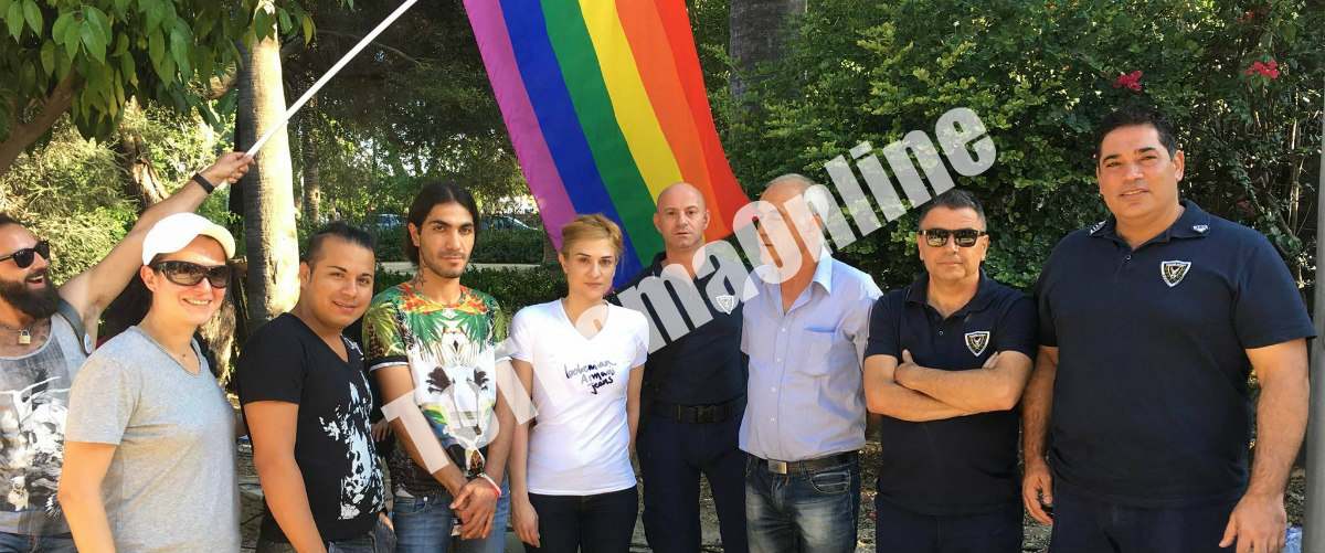 Στο Gay Pride δυο κατάδικοι ομοφυλόφιλοι! Παρέλασαν περήφανα με συνοδό τη διευθύντρια των Κεντρικών Φυλακών Άννα Αριστοτέλους