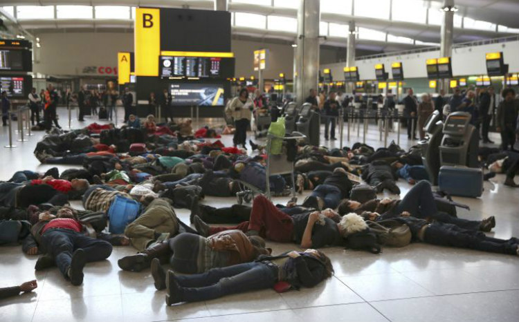 Γέμισε με «πτώματα» το αεροδρόμιο Χίθροου! Γιατι υποδύθηκαν τους νεκρούς