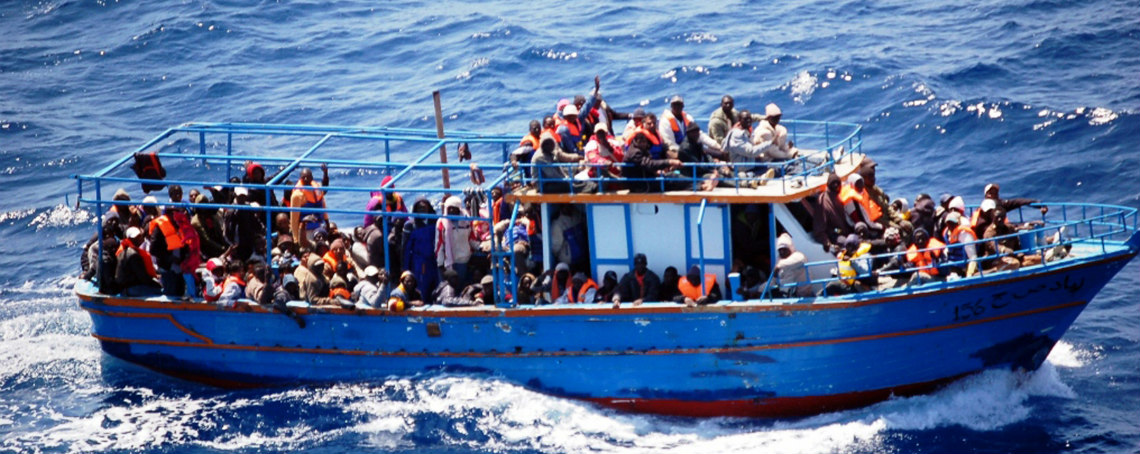 ΠΑΦΟΣ: Πλοιάριο με γύρω στους 150 μετανάστες κατευθύνεται προς τον Πύργο Τυλληρίας