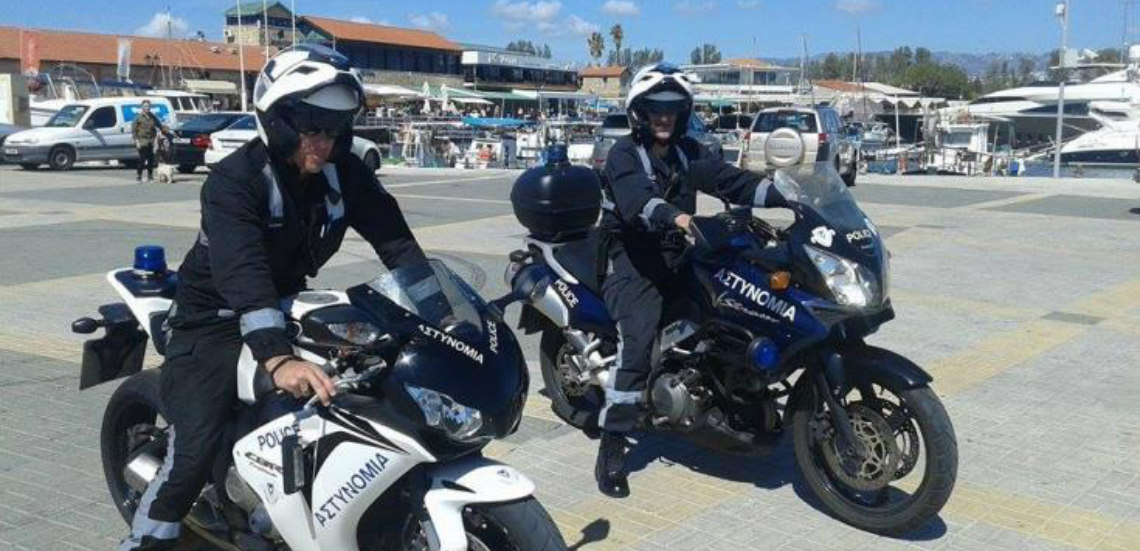 Μοτοσυκλετιστές της ομάδας Ζ και πεζοί αστυνομικοί σε περιπολίες στο παραλιακό μέτωπο της Πάφου