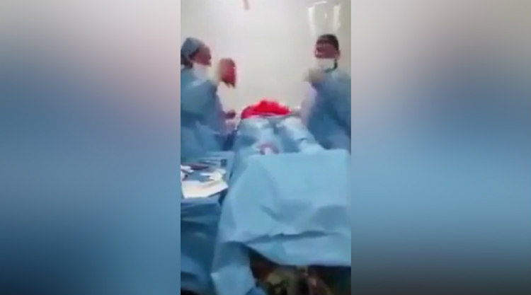 Ξέσπασε σάλος: Χειρουργός χορεύει ενώ κάνει επέμβαση σε ασθενή! ΒΙΝΤΕΟ