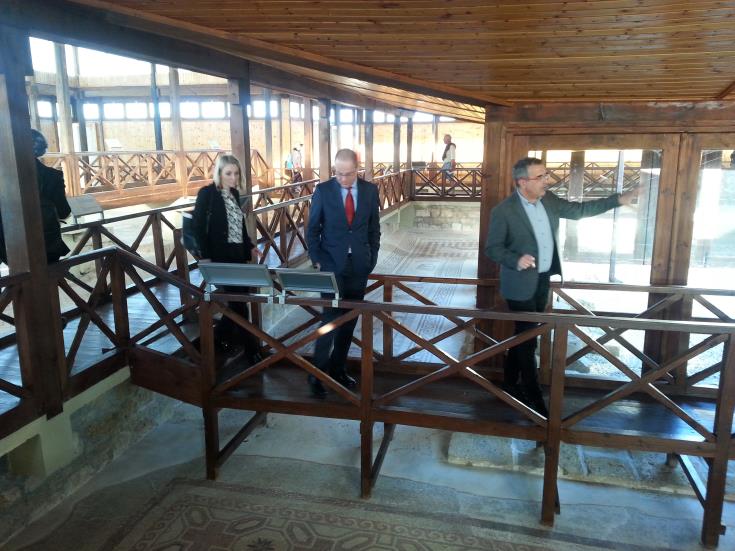 Αρχαιολογικά μνημεία της Πάφου επισκέφθηκε ο Επίτροπος Νάβρατσιτς