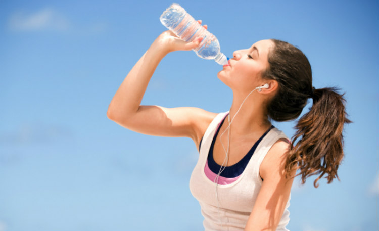 Υπολογίστε πόσο νερό πρέπει να πίνετε μέσα στη μέρα -Με μια απλή πράξη