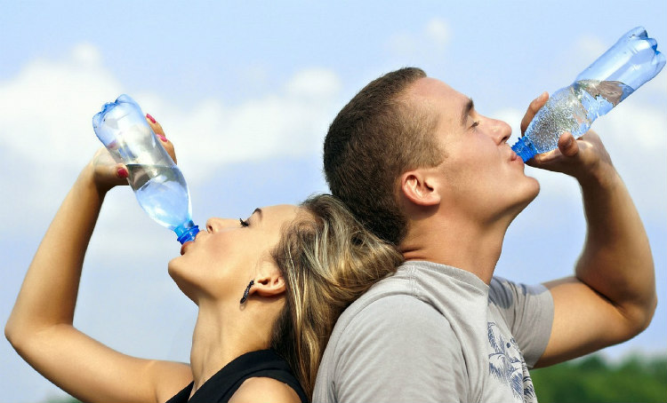 Τι θα σου συμβεί εάν πίνεις 4 λίτρα νερό την ημέρα -6 καταστάσεις που θα ζήσεις