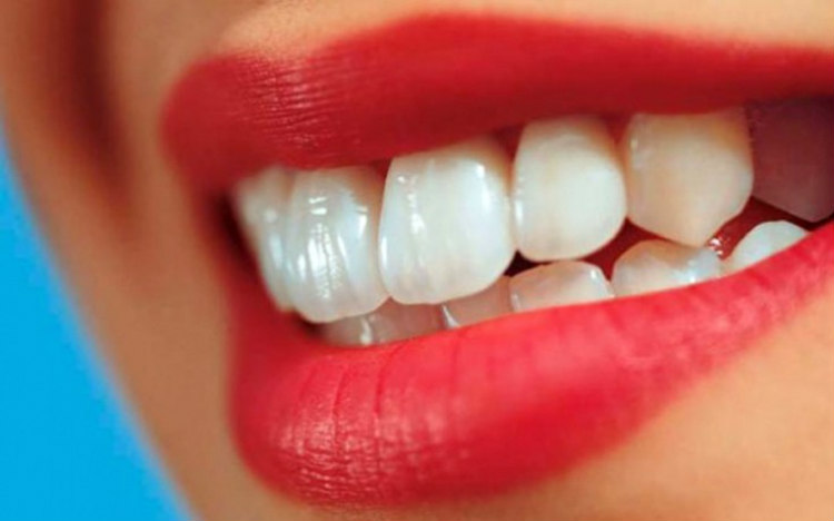 Αυτές είναι οι τέσσερις τροφές που λευκαίνουν τα δόντια