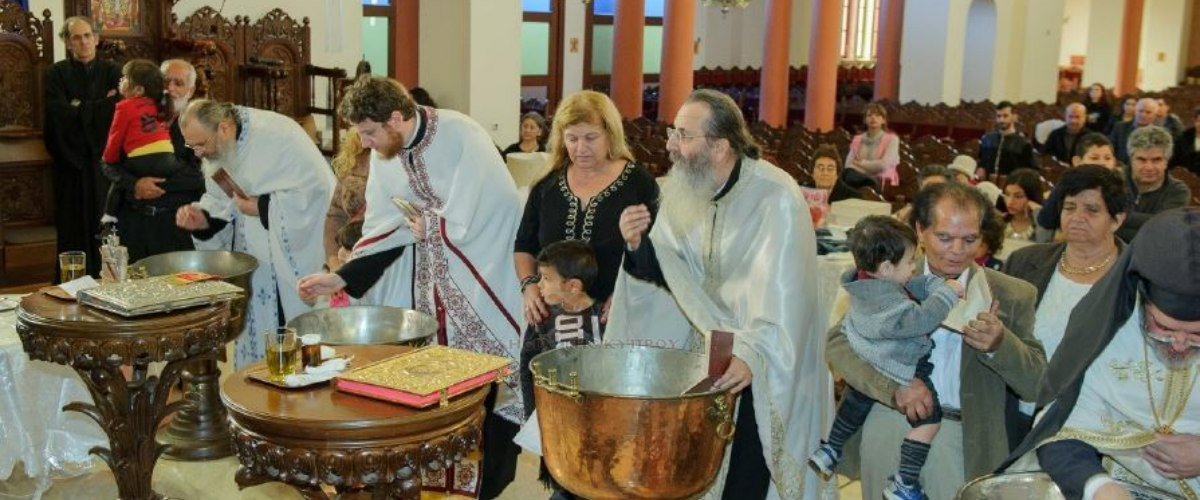 Έρχονται και άλλες ομαδικές βαφτίσεις παιδιών από την Εκκλησία