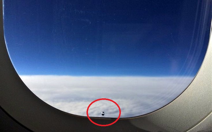 Δεν πάει ο νους σας: Γιατί υπάρχει τρύπα στα παράθυρα των αεροπλάνων;