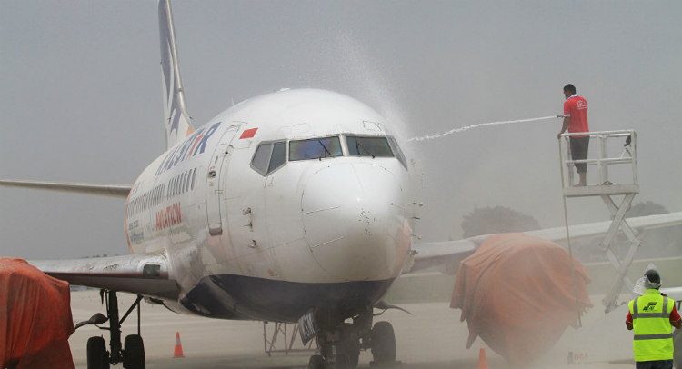 Κάθε πότε πλένονται τα επιβατικά αεροσκάφη -Πόση ώρα χρειάζεται για να μοιάζουν σαν καινούργια - VIDEO